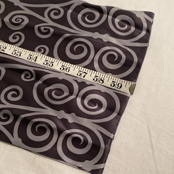 The Metropolitan Museum of Art scrolls silk scarf - Picture 12 of 16